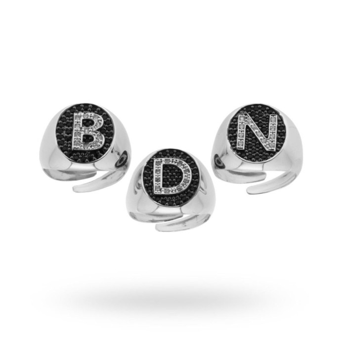 Anello Chevalier argento con iniziale zirconata | Doni Preziosi