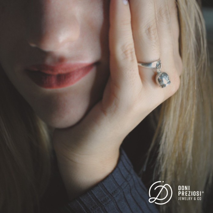 Anello con campanella in argento bianco | Doni Preziosi