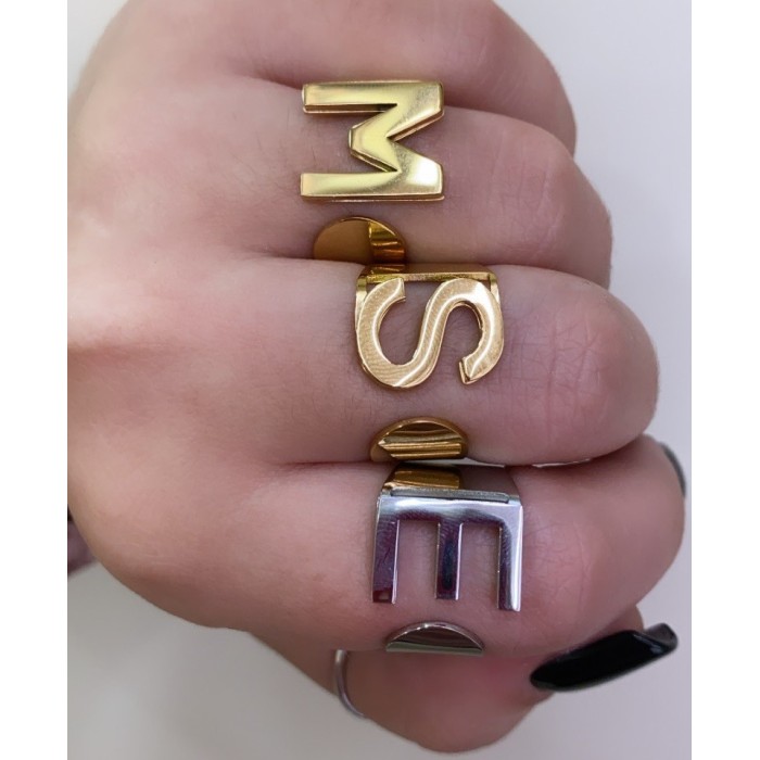 Anello con iniziale personalizzata in acciaio placcato oro