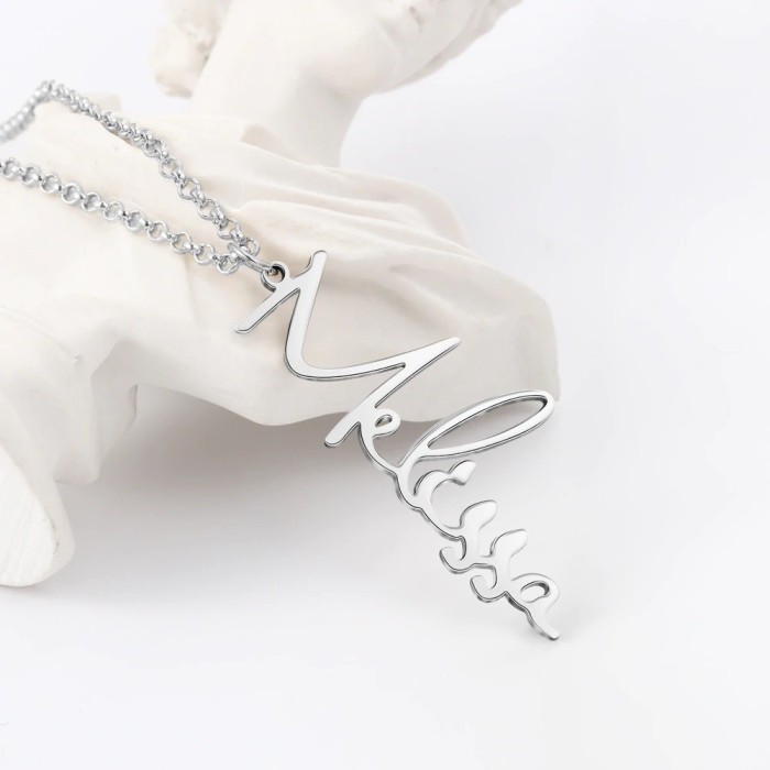 Collana con nome firma in corsivo verticale argento 925