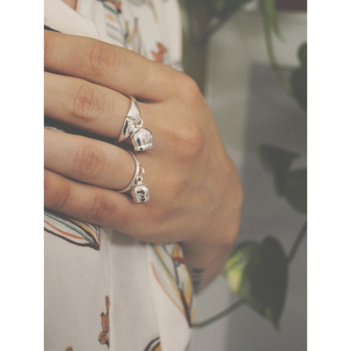 Anello con campanella in argento bianco | Doni Preziosi