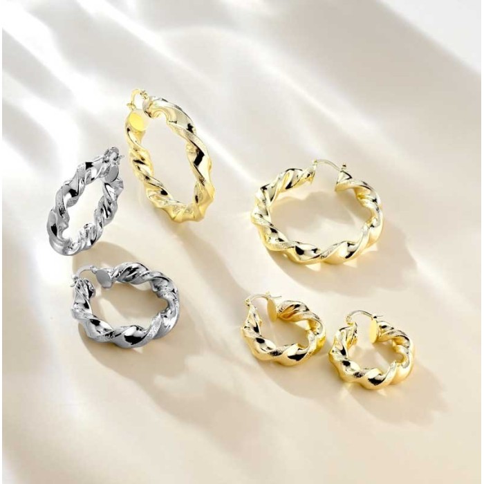 Orecchini a cerchio intrecciati