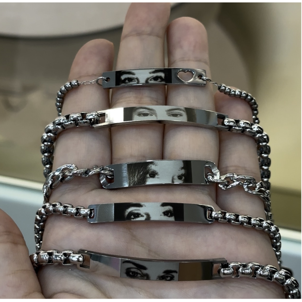 Bracciale con sguardo inciso in acciaio