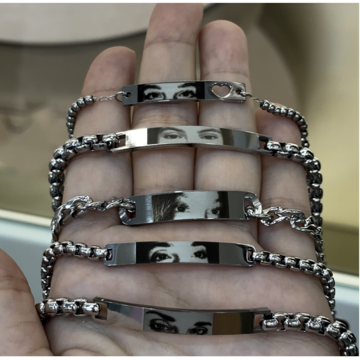 Bracciale con sguardo inciso in acciaio