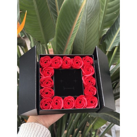 SCATOLA CON ROSE PORTAGIOIELLI