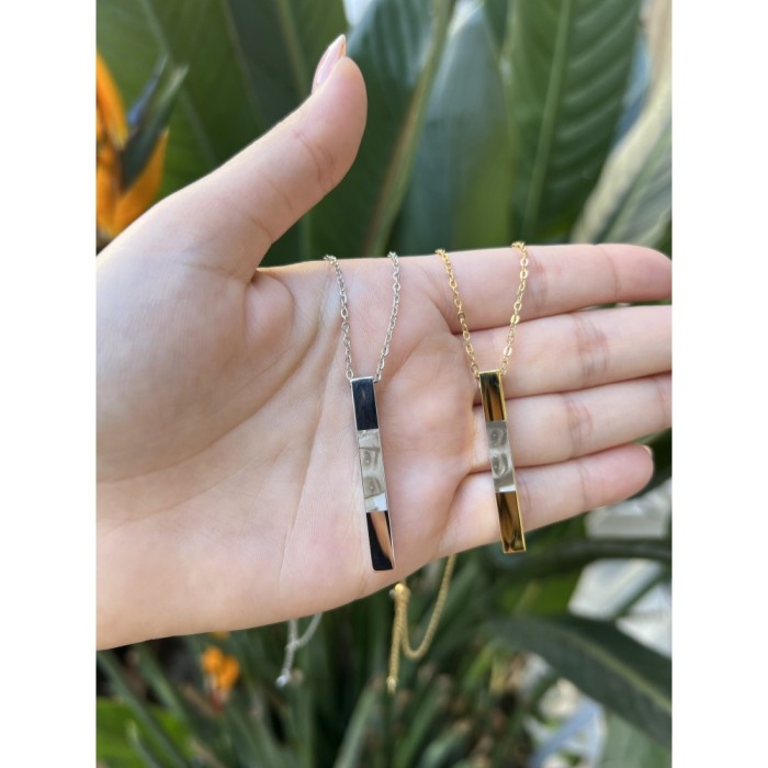 Collana in acciaio con ciondolo rettangolare incisione sguardo