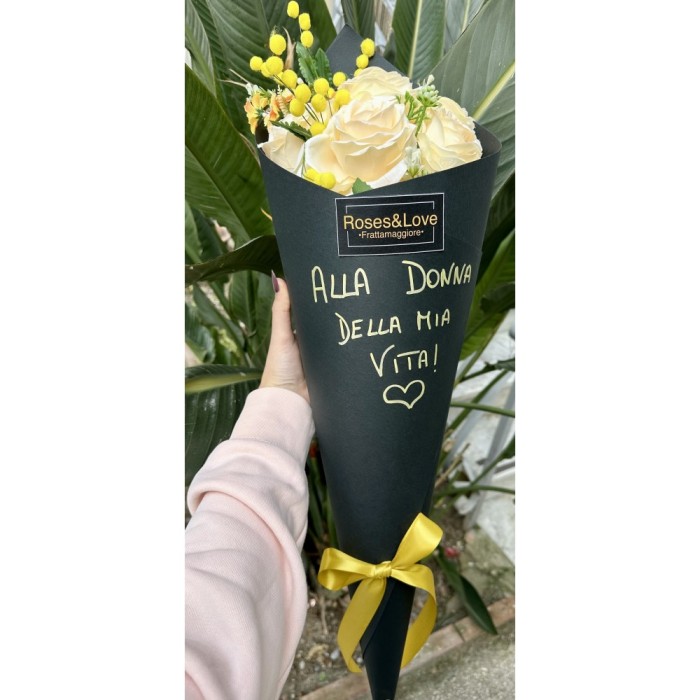 Fascio di rose gialle con mimose personalizzabile