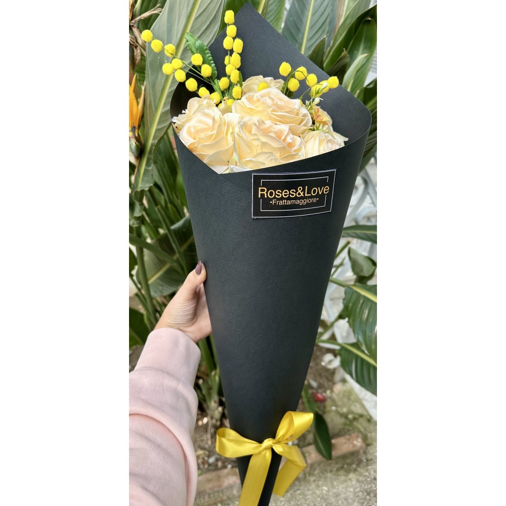 Fascio di rose gialle con mimose personalizzabile