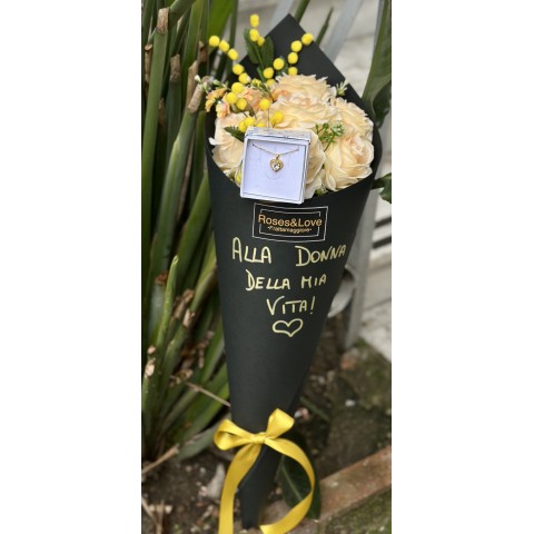 Fascio Rose gialle con collana e mimose
