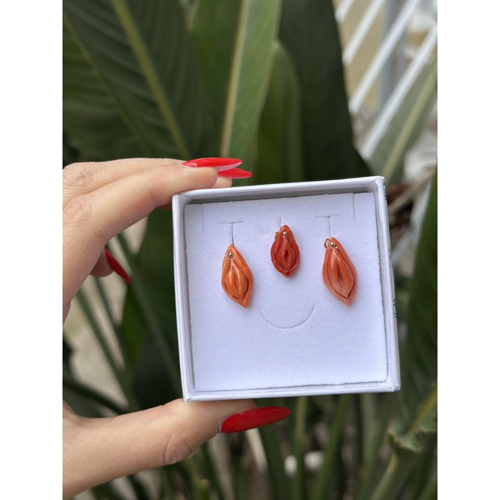 Ciondolo Vulva in corallo naturale lavorato a mano