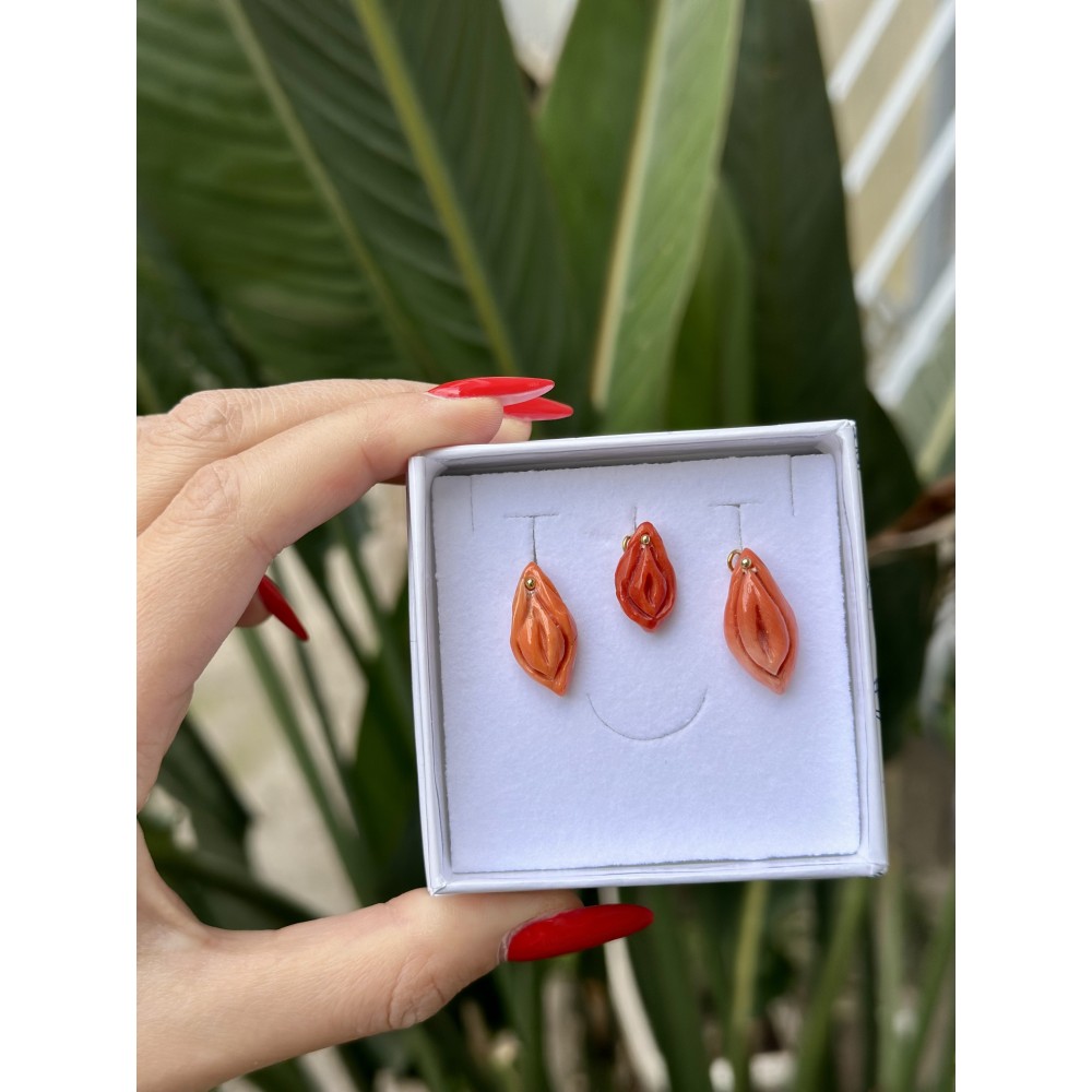 Ciondolo Vulva in corallo naturale lavorato a mano