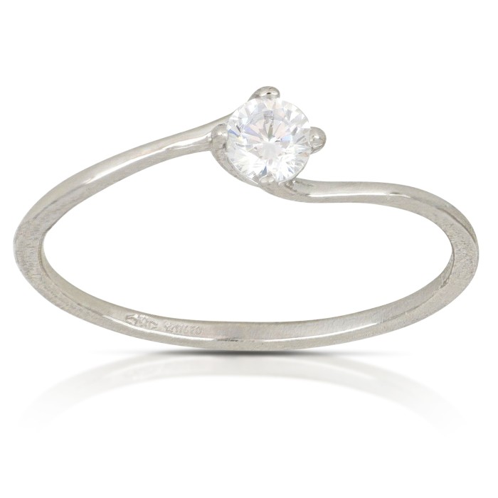 Anello solitario in oro bianco 18 carati