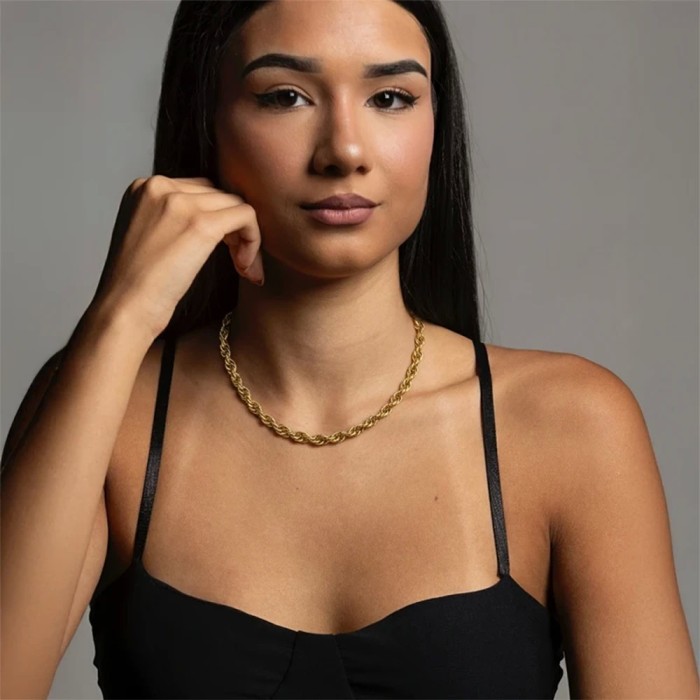 Collana girocollo catena dorata intrecciata