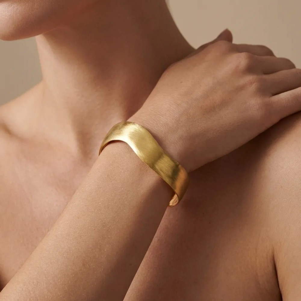 Bracciale Rigido Duna Gold | Design Ondulato e Finitura Satinata
