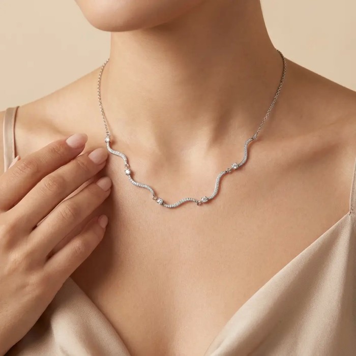 Collana Onde in Acciaio Inox con Punti Luce