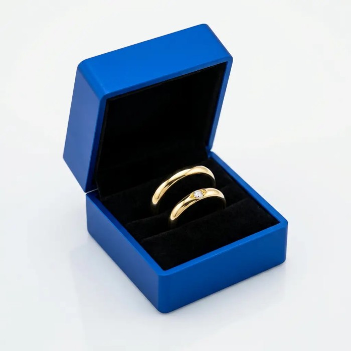 Coppia Fedi in Oro con Diamante 0,02 ct e Incisione Omaggio