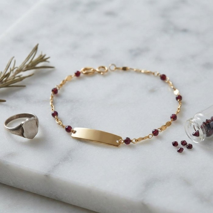 Bracciale Baby con Corallini e targhetta in Oro e Incisione Omaggio
